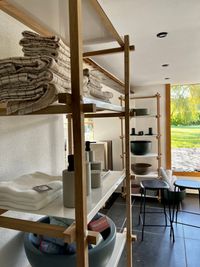Holzbadezimmerregale auf wei&szlig;em Boden - Stilvolle Aufbewahrung von bad und zimmer concept