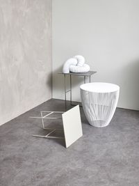 Moderne Metalltische in quadratischer und runder Form - Stilvolle Einrichtung von bad und zimmer concept