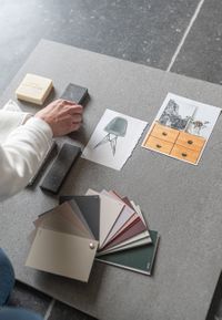 Tisch mit Fliesenfächer und Materialauswahl - Inspiration für Ihr Zuhause von bad und zimmer concept