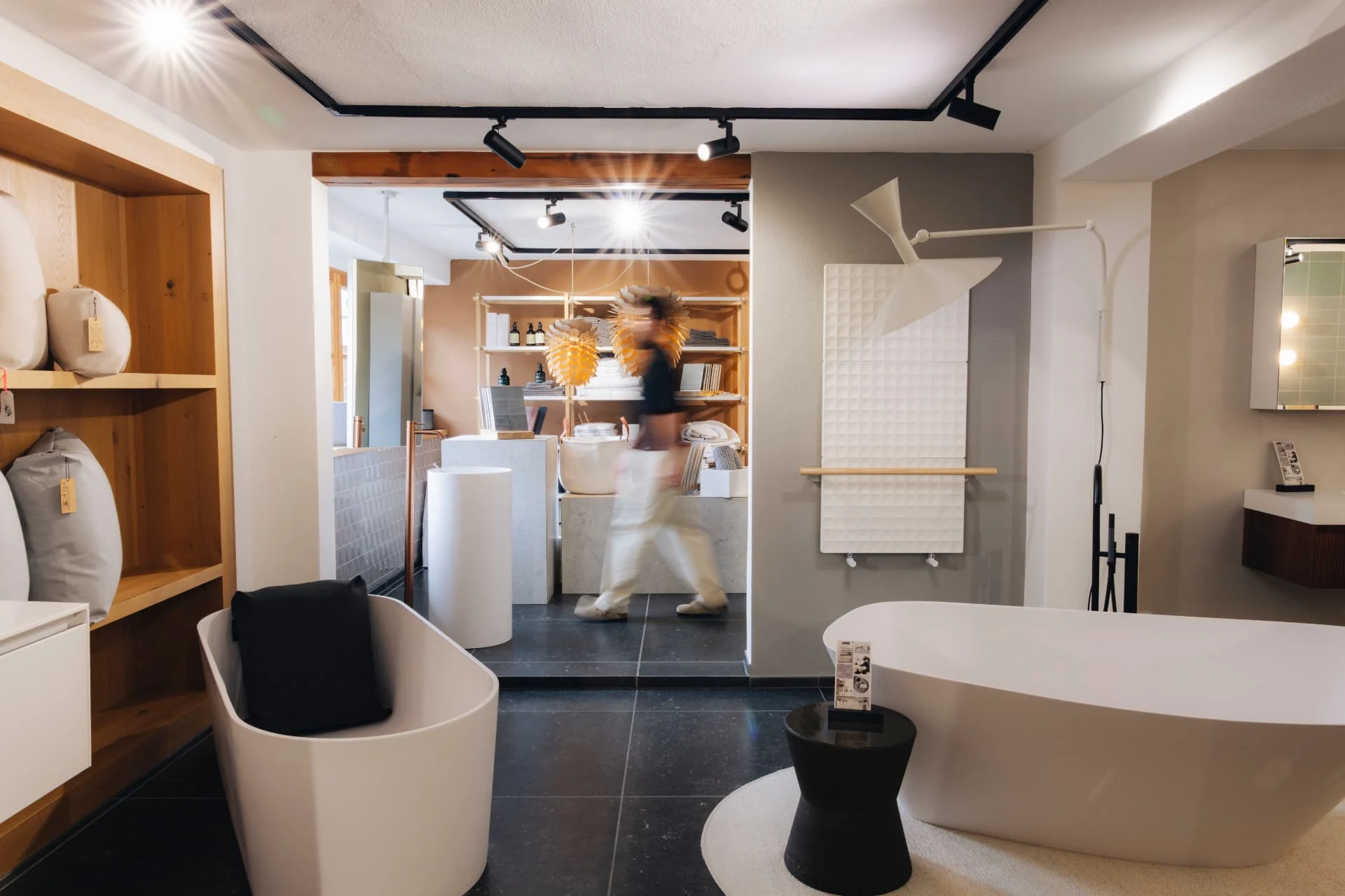 Showroom von bad und zimmer concept mit freistehender Badewanne